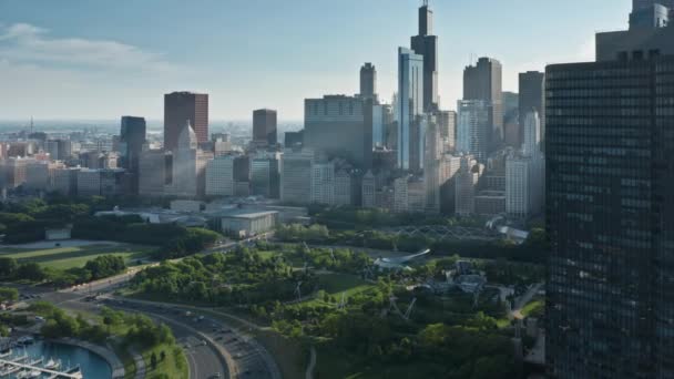 Moderne Architektur der Innenstadt Chicagos bei Sonnenuntergang, Zeitgenössisches Stadtbild 4K — Stockvideo