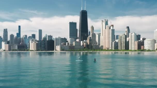 4K panorama aéreo de limpio verde claro todavía Michigan lago aguas, bahía de Chicago — Vídeos de Stock