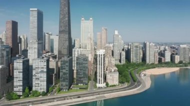 Chicago şehir merkezinin sinematik 4K hava görüntüsü güneşli yaz günü, Illinois