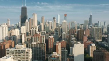 4K Modern Business Buildings with Office, Chicago Usa 'nın günbatımında 4K Hava Çekimi