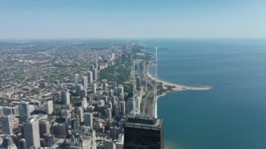 Güneşli yaz gününde nefes kesici modern şehir kıyı şeridi, Michigan gölü havası 4K