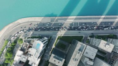 Chicago şehir merkezindeki deniz kenarındaki apartmanların kuş bakışı görüntüsü.
