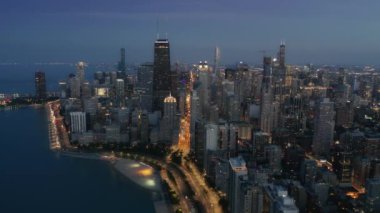 Modern mimari rıhtım manzaralı gökdelen binaları önplanda, Chicago