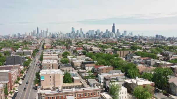 Όμορφο πράσινο προαστιακό Σικάγο άποψη της πόλης, Κατοικίες σπίτια με θέα στο κέντρο της πόλης — Αρχείο Βίντεο