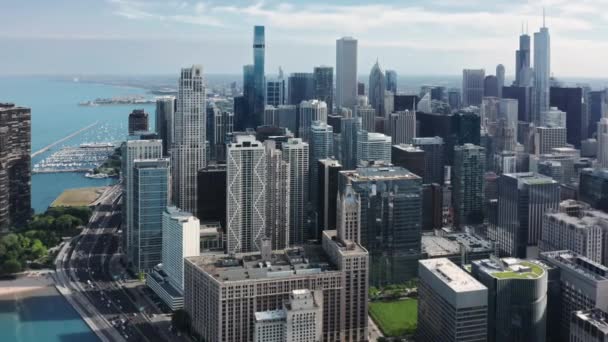 Hermosos edificios comerciales y residenciales en la primera línea, en el centro de Chicago — Vídeos de Stock