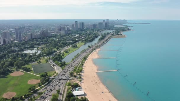 Kinematické letecké Chicago pobřeží s pláží na malebné Michigan Lake 4K antény — Stock video