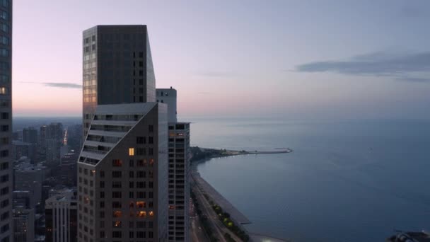 Chicago 'nun gökdelenleri gece aydınlandı, Chicago şehir merkezi havası — Stok video