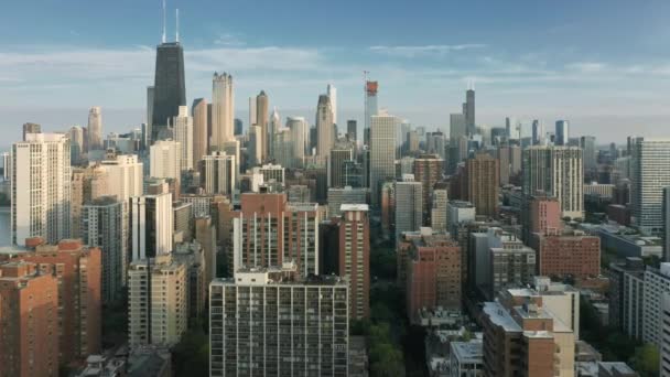 Gün batımında Chicago şehir merkezinde gökyüzü üzerinde uçan 4K Havacılık İş Binaları — Stok video