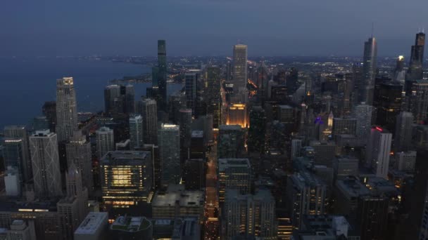 夕日のスカイラインの空中ビューシカゴ市、米国。日没のシーン。都市景観｜4K — ストック動画