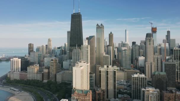 4K güzel şehir manzarası, Chicago, yazın Michigan göl kıyısındaki modern şehir. — Stok video