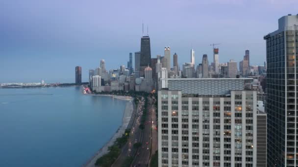 Chicago tiro aéreo com estrada movimentada e modernos edifícios arranha-céus à beira-mar 4K — Vídeo de Stock