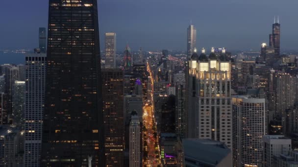 Chicago obchodní centrum města, obchodní cesty Illinois, barevný západ slunce panorama — Stock video