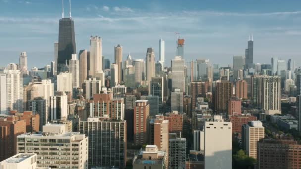 4K Aerial Shot Of Modern Business Buildings With Offices, Chicago Usa o zachodzie słońca — Wideo stockowe