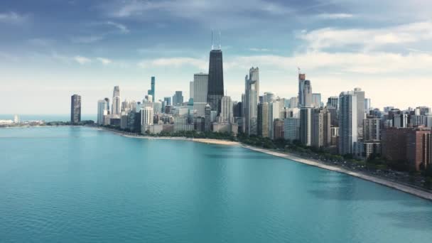 密歇根湖上美丽的浅蓝色海水，市中心的芝加哥令人叹为观止 — 图库视频影像