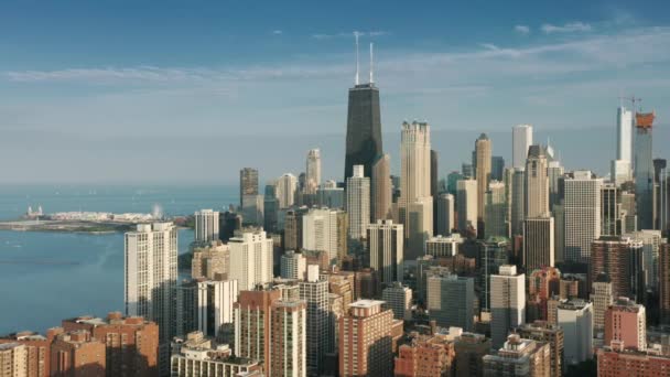 Latający nad Chicago Downtown Skyline, Cinematic Cityscape złoty zachód słońca światło — Wideo stockowe
