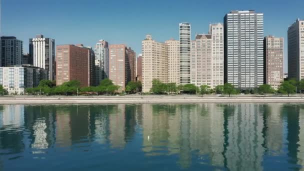 Prestige bostadshus med vacker sjöutsikt över Michigan, Chicago 4K — Stockvideo