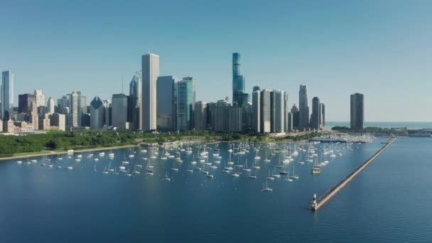 Blue lake waters panorama con paisaje urbano del centro de Chicago en el fondo — Vídeos de Stock