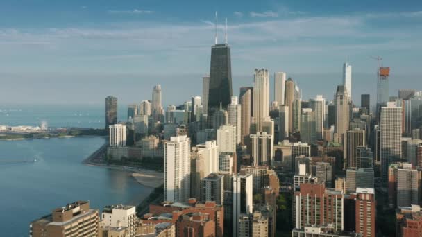 Всемирно известный вид на центр Чикаго на закате, город в солнечный летний день — стоковое видео