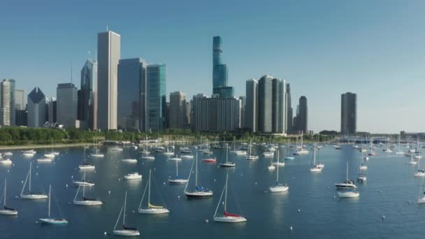 4K aerial Chicago Harbor jachtařský klub, USA vodní cestování obchodní záběry, USA — Stock video