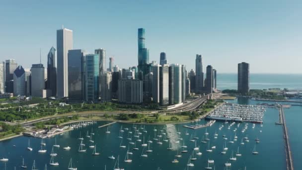 Bâtiments riverains avec lac pittoresque du Michigan, magnifique port aérien de Chicago — Video