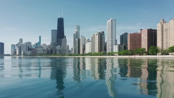 Michigan göl manzaralı lüks binalar, Chicago şehir merkezi. — Stok video
