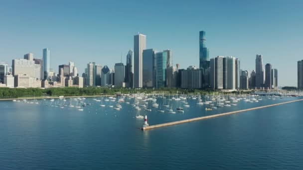 Edificios frente al mar con vista al lago Michigan 4K aérea Chicago puerto club de yates — Vídeos de Stock