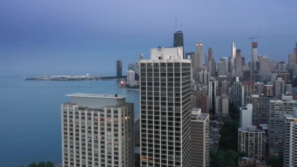Σικάγο δρόμους της πόλης φως το σούρουπο με ροζ ηλιοβασίλεμα σε κίνηση φόντο 4K θέα — Αρχείο Βίντεο
