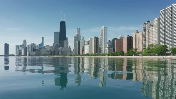 Chicago centrum drapacze chmur odzwierciedlające w niebieskiej wodzie, Tło dla podróży 4K — Wideo stockowe