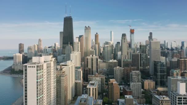 Cinematic stadsbild i mjukt gyllene ljus på höga finansiella kontor skyskrapor — Stockvideo