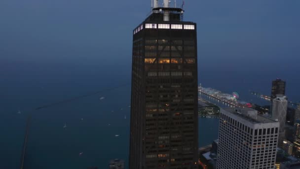 Närbild av svart hög torn skyskrapa upplyst på natten, Chicago centrum — Stockvideo