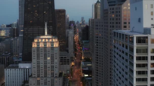 Adelante vuelo a través de la noche Chicago skyline centro de EE.UU.. Noche urbana aérea 4K — Vídeos de Stock