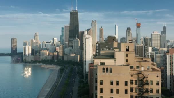 Эпический город США, современные здания на набережной с видом на озеро Мичиган — стоковое видео