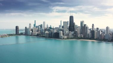 Michigan Gölü 'nün inanılmaz berrak ve canlı mavi suları, Chicago arka planı 4K