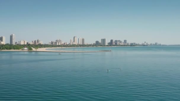 密歇根湖自然，芝加哥湾4K空中清澈浅绿色的湖水 — 图库视频影像