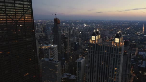 Сценическая лестница заката с городским пейзажем Чикаго, Золотое небо заката над центром города — стоковое видео