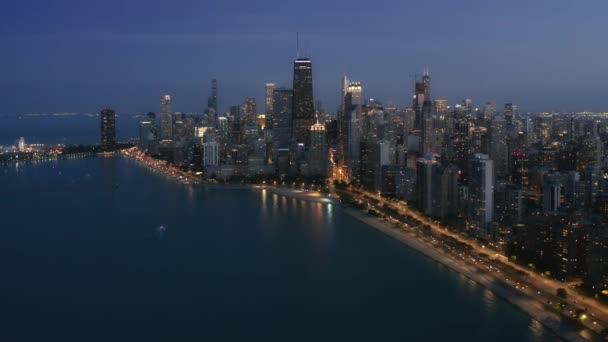 Estabelecendo vista aérea tiro de Chicago skyline centro, cena noturna 4K, EUA — Vídeo de Stock