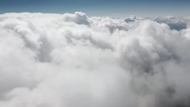 Beyaz bulutlu mavi gökyüzü. Akan inanılmaz bulut oluşumunun yukarıdan çekimi — Stok video