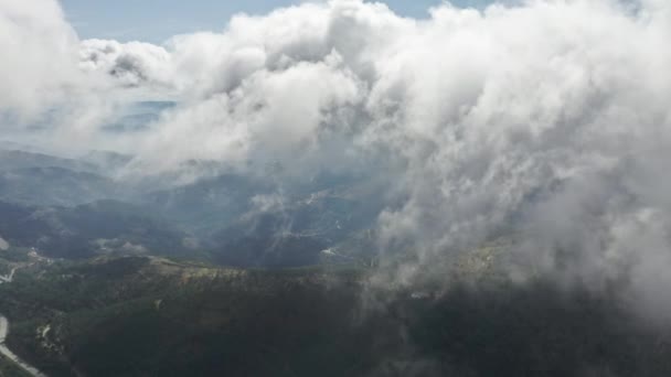 Vloeiende wolken in de lucht boven de bergketen in de zomer, Portugal, Europa — Stockvideo