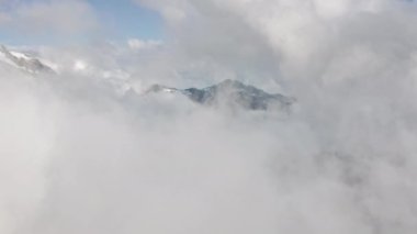 Güzel, kalın, kabarık bulutlar arasında uçan, şaşırtıcı beyaz bulutlar.