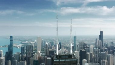 Chicago 'daki John Hancock Center binasının TV ve radyo antenlerini kapatın.