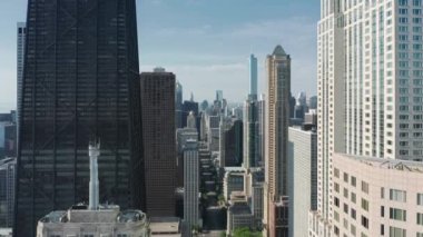 Chicago 4K 'da modern gökdelenler, siyah beyaz binalar arasında uçan insansız hava aracı.
