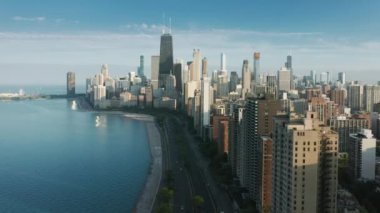 İHA hızlı cam uçuyor modern mimari bina, Chicago şehir merkezi