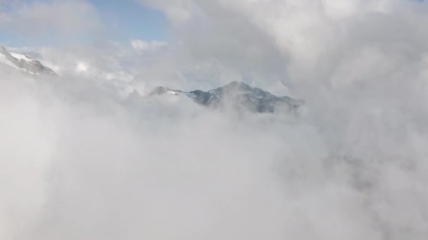 아름답고 짙은 솜털 구름을 뚫고 날아가는 모습, 놀랍게도 하얀 구름들 — 비디오