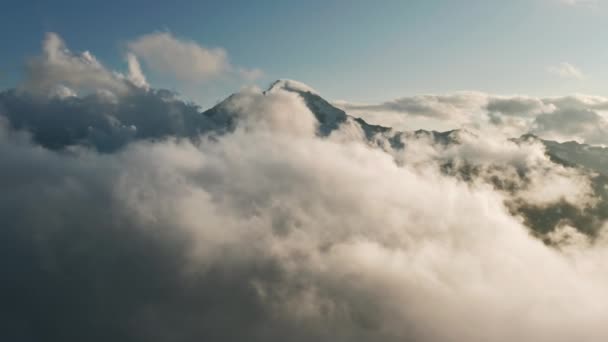 Vista aérea del pico volcánico del Monte Baker en las montañas nevadas al atardecer dorado, 4K — Vídeos de Stock