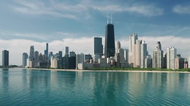 Schöne Antenne Chicago Downtown Skyline am Sommertag, kopieren Weltraum Hintergrund — Stockvideo