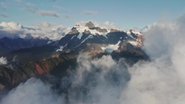 Inspiração motivação 4K luz do pôr-do-sol dourado sobre nuvens e montanhas fundo — Vídeo de Stock