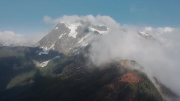 風光明媚な山の自然景観、 4K融解氷河、厚い霧の中を飛んで — ストック動画