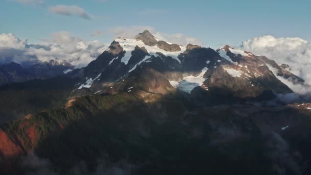 İlham ve motivasyon geçmişi. Dağ buzullarının 4K görüntüsü alınıyor. — Stok video