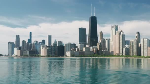 Cinematic antenna Chicago, Sunny nyári nap, másolás helyet kék zöld háttér — Stock videók