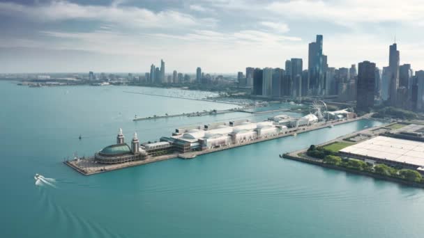 Chicago Navy Pier con en el cine azul Michigan lago en el centro de fondo 4K — Vídeos de Stock